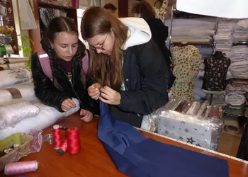 Uczennice wykonujące kolejne zadanie - przyszywanie guzika