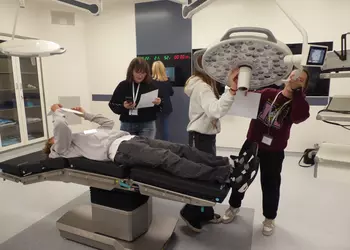 Drużyna w przykładowej sali operacyjnej