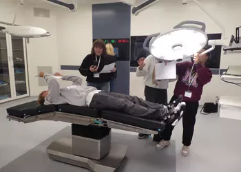 Drużyna w przykładowej sali operacyjnej