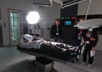 Drużyna podczas zadania w przykładowej sali operacyjnej