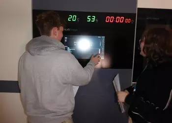 Uczniowie w przykładowej sali operacyjnej