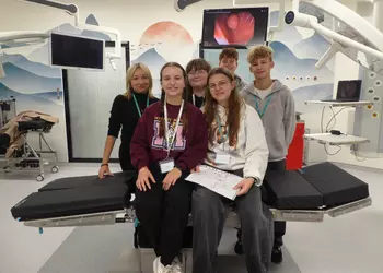 Drużyna w przykładowej sali operacyjnej w firmie ALVO