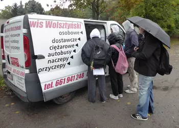 Uczniowie podczas jednego z zadań