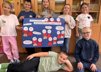 Uczniowie z plakatem