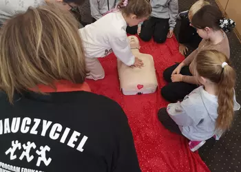 Uczniowie 3a ćwiczą udzielanie pierwszej pomocy