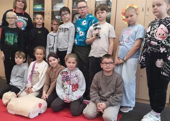 uczniowie 3a przed ćwiczeniami pierwszej pomocy