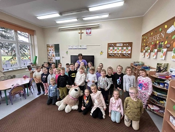 Dzieci z grupy 0a i 0b wraz z panią weterynarz
