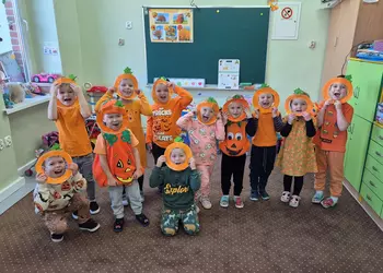 Grupa ob w dyniowych maskach 