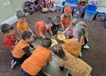 Przedszkolacy z grupy 0b oglądają dynię