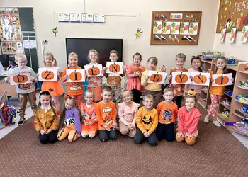 Przedszkolaki z grupy 0a ubrane na pomarańczowo z okazji Dnia Dyni