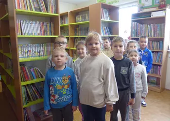 Pierwszoklasiści w bibliotece szkolnej.