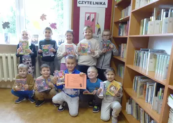 Uczniowie klasy 1b w bibliotece szkolnej