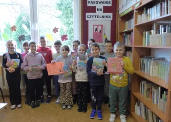 Uczniowie klasy 1a w bibliotece szkolnej