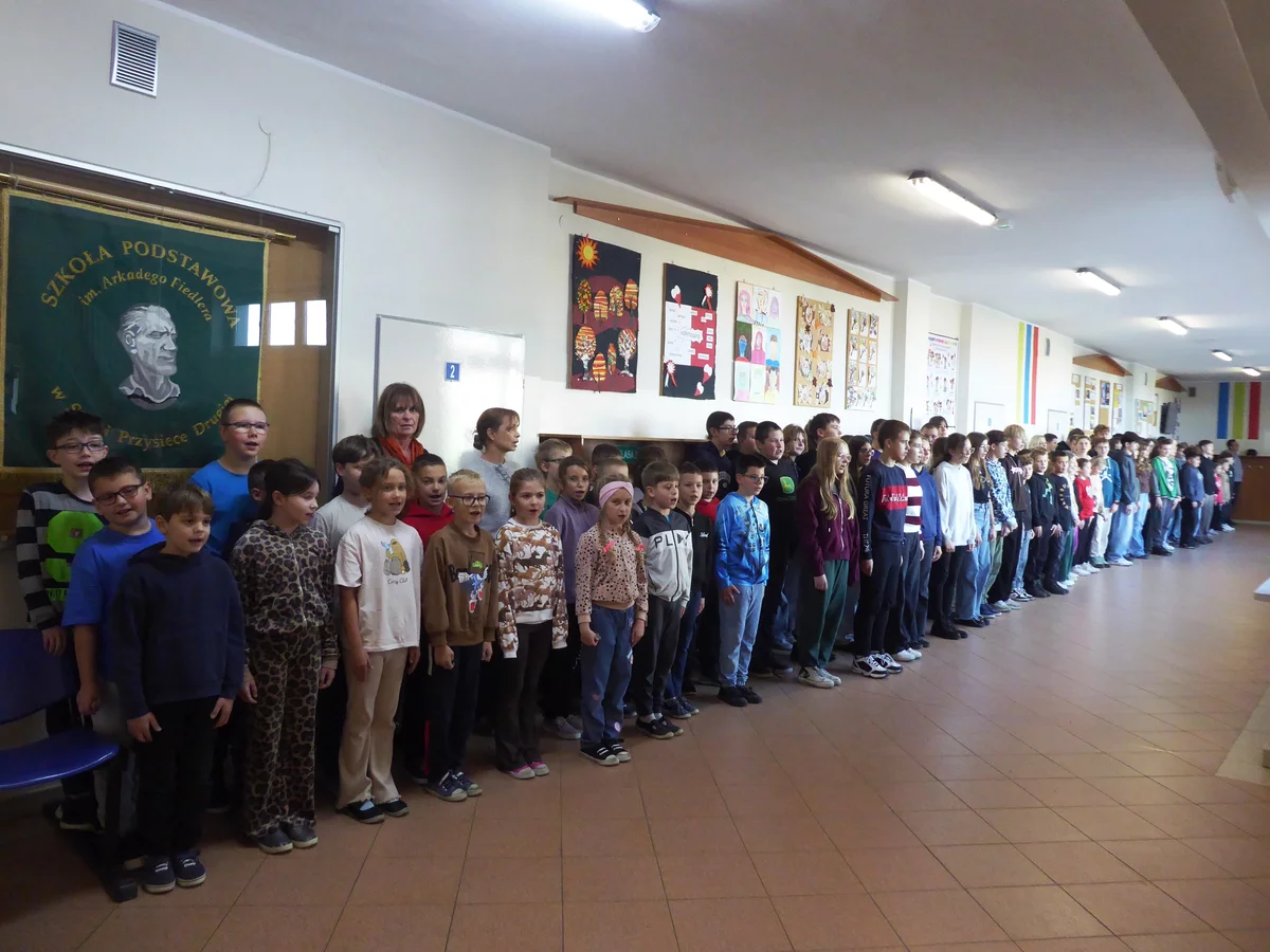 „Szkoła do hymnu”