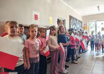 Najmłodsi uczniowie śpiewają hymn