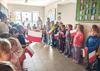Uczniowie i przedszkolaki podczas śpiewania hymnu