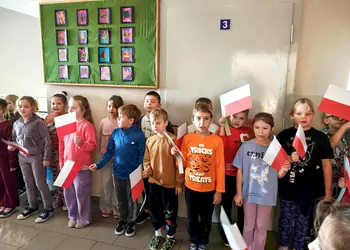 Uczniowie klas pierwszej i drugiej podczas śpiewania hymnu