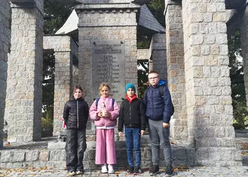 Uczniowie klas 1 i 3 przed mauzoleum w Kościanie