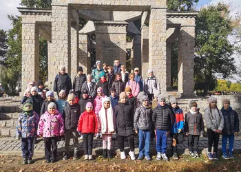 Uczniowie przed mauzoleum