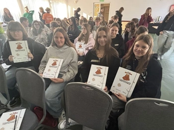 Cztery uczennice na wycieczce w Przybyszewie