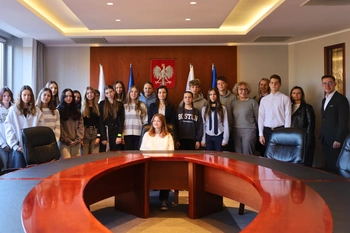 Młodzież na zdjęciu z wojewodą wielkopolską 