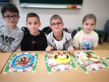 Uczniowie klasy 3a z przygotowanymi kanapkami