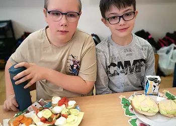 Adam i Emil z przygotowanymi kanapkami