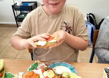 Adam spożywa wykonane kanapki