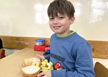 Alan z przygotowanym zdrowym śniadaniem