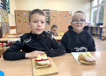 Chłopcy z klasy 3b prezentują wykonane kanapki