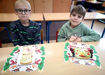 Chłopcy z klasy 3a prezentują wykonane kanapki