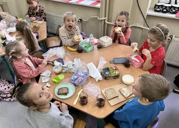 Dzieci z grupy 0a przygotowują zdrowe i pyszne kanapki