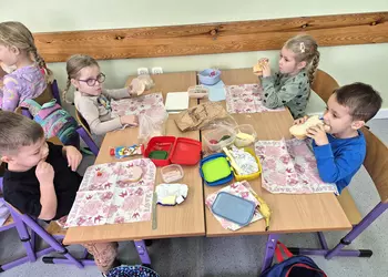 Dzieci z grupy 0b jedzą własnoręcznie przygotowane śniadanie.