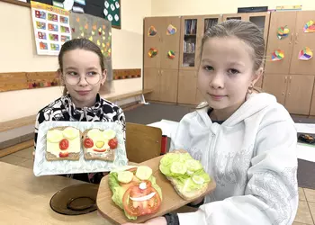 Dziewczęta z klasy 3b prezentują wykonane kanapki