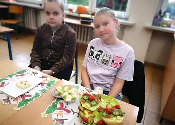 Gabrysia i Ada z przygotowanymi kanapkami