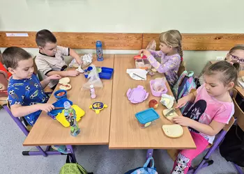 Najmłodsi przedszkolacy przygotowują zdrowe kanapki.