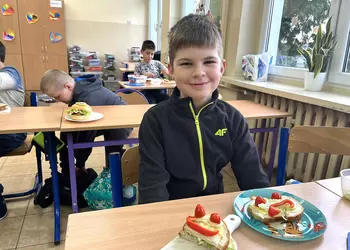 Uczeń z klasy 3b prezentuje wykonane kanapki