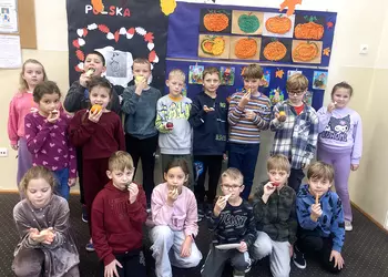 Uczniowie klasy 2aP podczas akcji Śniadanie daje moc