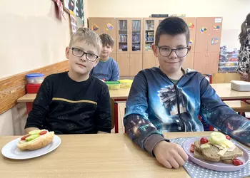 Uczniowie klasy 3b z przygotowanymi śniadaniami