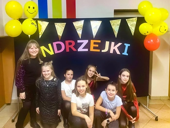 Uczennice klasy 4 podczas dyskoteki andrzejkowej