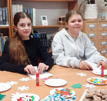 Dziewczęta z klasy 5 wykonują świąteczne ozdoby