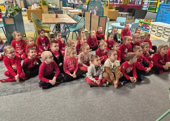 Dzieci z Oddziałów przedszkolnych słuchają wskazówek odnośnie dalszej zabawy