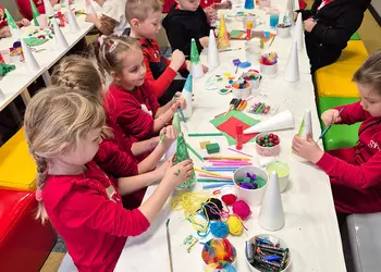 Przedszkolacy podczas warsztatów świątecznych