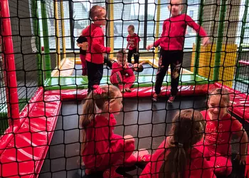 Zabawa przedszkolaków w sali zabaw