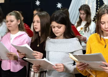 Chór szkolny śpiewa kolędę