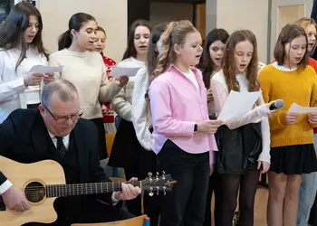 Chór szkolny śpiewa kolędy