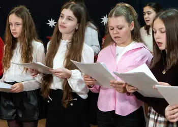 Dziewczęta z chóru śpiewają kolędę