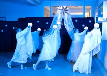 Dziewczęta z klasy trzeciej podczas tańca aniołów