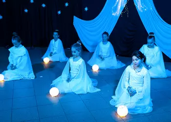 Dziewczęta z klasy trzeciej podczas występu