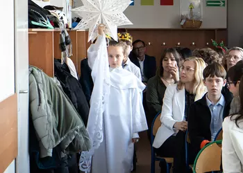 Gwiazda prowadzi królów do stajenki